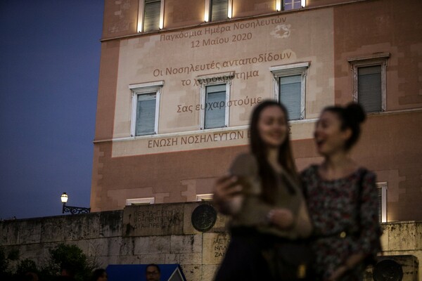 Παγκόσμια Ημέρα Νοσηλευτών: Φωταγώγηση της Βουλής σε ένδειξη ευγνωμοσύνης