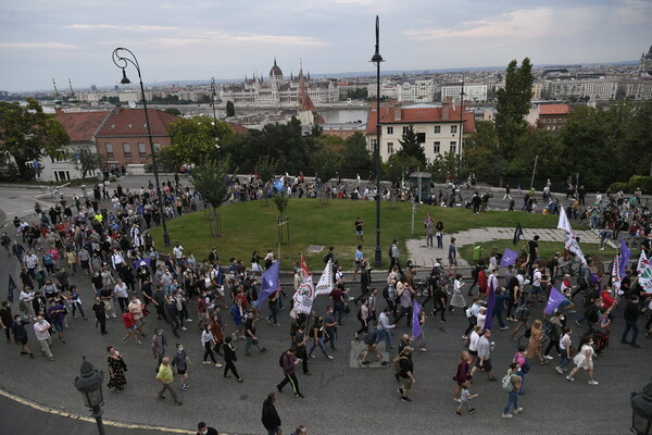 Χιλιάδες Ούγγροι διαδηλώνουν με αναμένα κινητά μετά την φίμωση του μεγαλύτερου σάιτ της χώρας