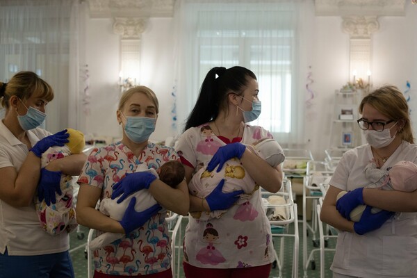 Ουκρανία: «Χάος» με τις παρένθετες μητέρες λόγω κλειστών συνόρων- Οι γονείς δεν μπορούν να πάρουν τα μωρά