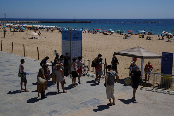 Βαρκελώνη: Γέμισαν οι παραλίες, παρά την οδηγία «μείνετε σπίτι» λόγω κορωνοϊού