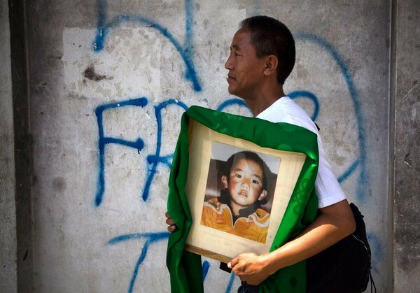 Ο «μετενσαρκωμένος» ηγέτης του Βουδισμού που εξαφανίστηκε μυστηριωδώς σε ηλικία 6 ετών