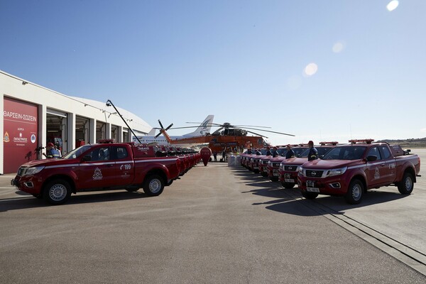 Η «Παπαστράτος» δώρισε 20 πυροσβεστικά οχήματα - Στην τελετή παραλαβής ο Μητσοτάκης