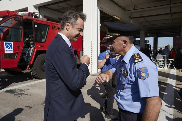 Η «Παπαστράτος» δώρισε 20 πυροσβεστικά οχήματα - Στην τελετή παραλαβής ο Μητσοτάκης