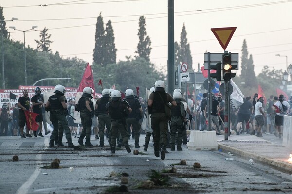 Παραδόθηκε και κρατείται ο αστυνομικός που κατηγορείται πως εμπόδισε σύλληψη διαδηλωτή