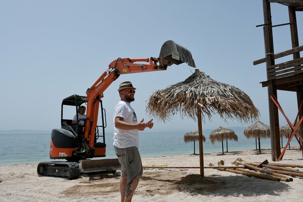 Οι παραλίες ετοιμάζονται - Πυρετός εργασιών για το άνοιγμα - ΦΩΤΟΓΡΑΦΙΕΣ