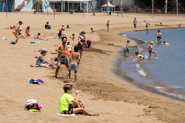Ηλιοθεραπεία, άμμος, θάλασσα και κορωνοϊός: Ειδικοί απαντούν για την ασφάλεια στην παραλία