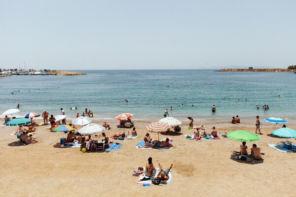 Με τον πρώτο καύσωνα ανοίγουν 515 οργανωμένες παραλίες - Οι κανόνες και τα 40 άτομα ανά 1.000 τμ.
