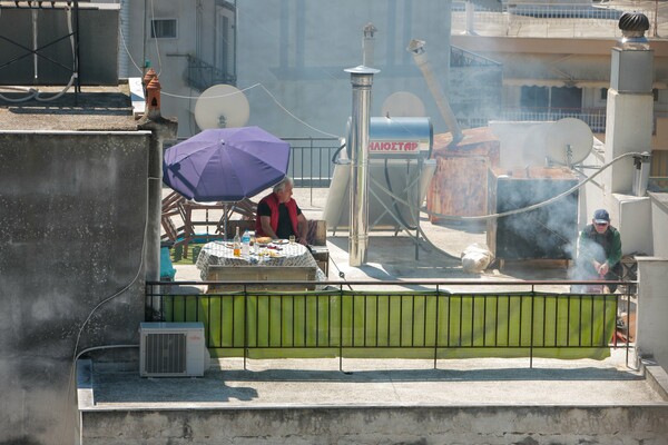 Φωτογραφίες από το πρωτόγνωρο Πάσχα σε μπαλκόνια και ταράτσες - Έρημη πόλη η Αθήνα