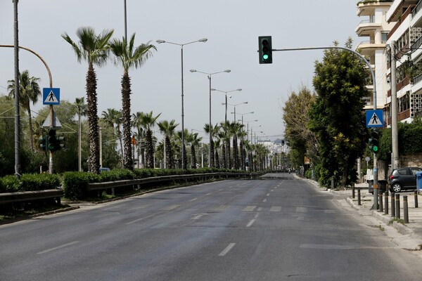 Φωτογραφίες από το πρωτόγνωρο Πάσχα σε μπαλκόνια και ταράτσες - Έρημη πόλη η Αθήνα