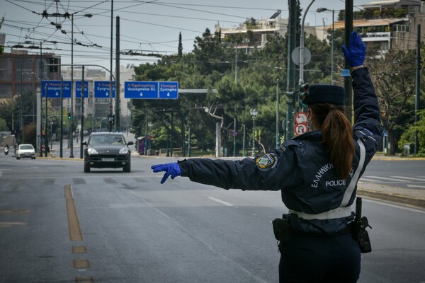 Φωτογραφίες από το πρωτόγνωρο Πάσχα σε μπαλκόνια και ταράτσες - Έρημη πόλη η Αθήνα