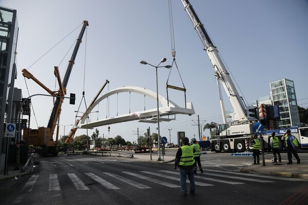Άλιμος: Τοποθετήθηκε η νέα πεζογέφυρα στην λεωφόρο Ποσειδώνος