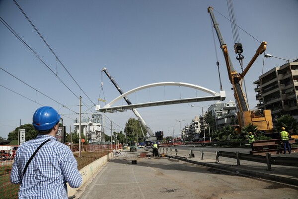 Άλιμος: Τοποθετήθηκε η νέα πεζογέφυρα στην λεωφόρο Ποσειδώνος