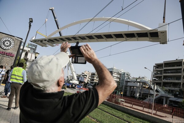 Άλιμος: Τοποθετήθηκε η νέα πεζογέφυρα στην λεωφόρο Ποσειδώνος