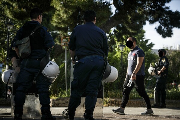 Ένταση στην Αγία Παρασκευή: Κλείνει η πλατεία - Τα ΜΑΤ καλούν τους πολίτες να αποχωρήσουν