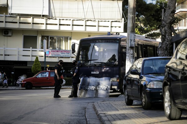 Ένταση στην Αγία Παρασκευή: Κλείνει η πλατεία - Τα ΜΑΤ καλούν τους πολίτες να αποχωρήσουν