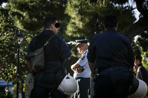 Ένταση στην Αγία Παρασκευή: Κλείνει η πλατεία - Τα ΜΑΤ καλούν τους πολίτες να αποχωρήσουν