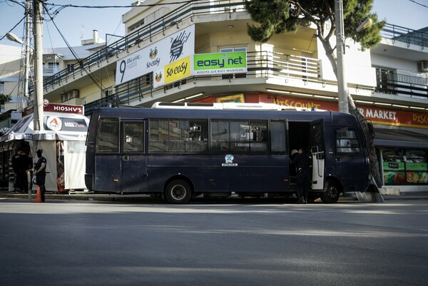 Ένταση στην Αγία Παρασκευή: Κλείνει η πλατεία - Τα ΜΑΤ καλούν τους πολίτες να αποχωρήσουν