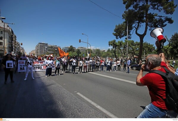 Πανεκπαιδευτικό συλλαλητήριο: Ένταση στο Σύνταγμα- Μεγάλη πορεία κατά του ν/σ
