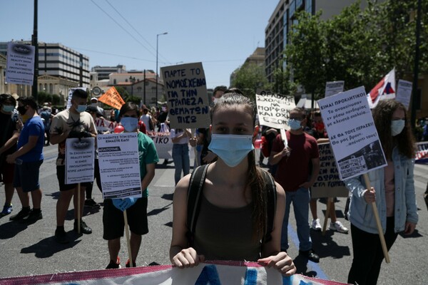 Πανεκπαιδευτικό συλλαλητήριο: Ένταση στο Σύνταγμα- Μεγάλη πορεία κατά του ν/σ