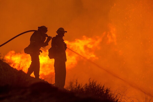Πορτογαλία: Περισσότεροι από 700 πυροσβέστες στη μάχη με τις φλόγες