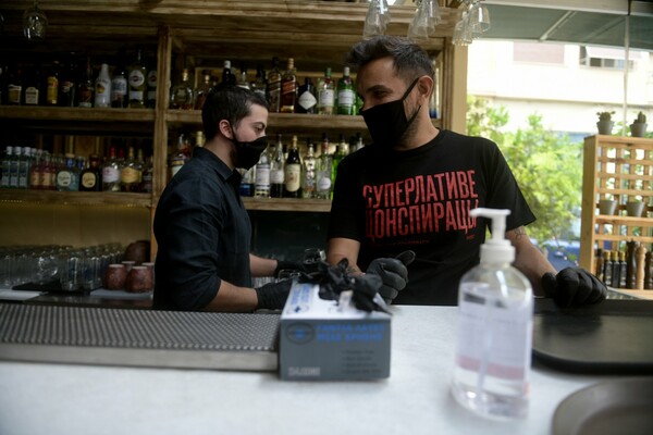 Πρόστιμα 13.500€ για μη χρήση μάσκας από το προσωπικό - Σε παραλίες, εστιατόρια και καταστήματα