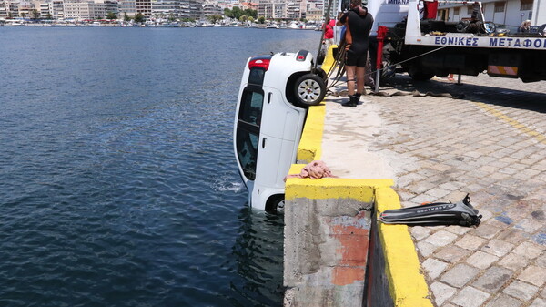 Πτώση οχήματος στο λιμάνι του Πειραιά - Σώοι οι δύο επιβαίνοντες
