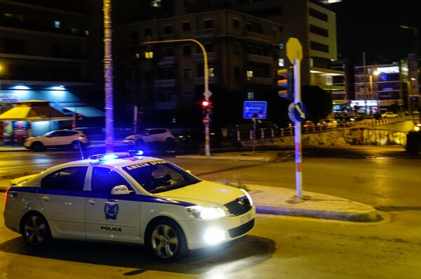 Συναγερμός στο κέντρο της Αθήνας: Πυροβόλησε από το μπαλκόνι και ταμπουρώθηκε μέσα