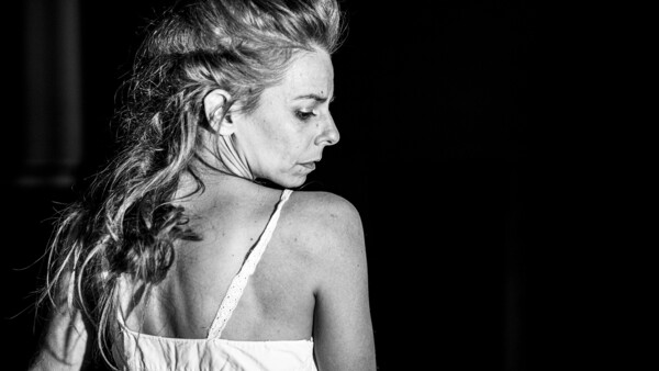 «The Series Noir / Gone»: Η Κωνσταντίνα Τάκαλου, το παρελθόν κι ένα κοντραμπάσο