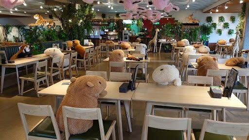 Αυτό το εστιατόριο στην Ιαπωνία «προσέλαβε» λούτρινα ζώα για να εξασφαλιστεί η κοινωνική απόσταση στα τραπέζια