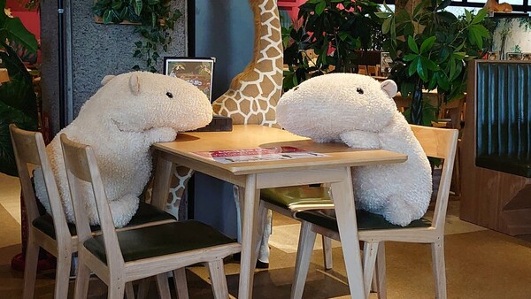 Αυτό το εστιατόριο στην Ιαπωνία «προσέλαβε» λούτρινα ζώα για να εξασφαλιστεί η κοινωνική απόσταση στα τραπέζια