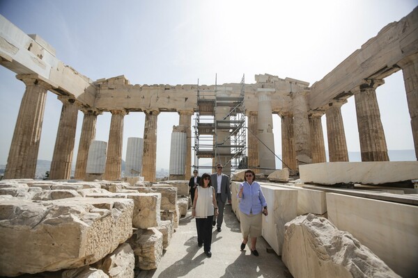 Η Ακρόπολη άνοιξε: Συμβολική επίσκεψη της Κ. Σακελλαροπούλου - Οι πρώτες φωτογραφίες