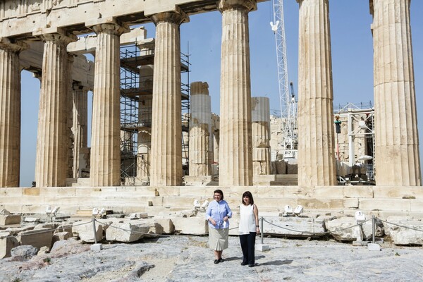 Η Ακρόπολη άνοιξε: Συμβολική επίσκεψη της Κ. Σακελλαροπούλου - Οι πρώτες φωτογραφίες