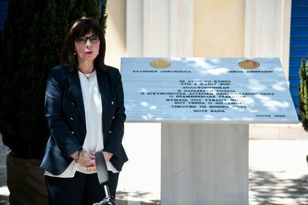 Μνημείο για τα θύματα της Marfin: Συγκίνηση της Σακελλαροπούλου στα αποκαλυπτήρια, «συγγνώμη» από Μπακογιάννη
