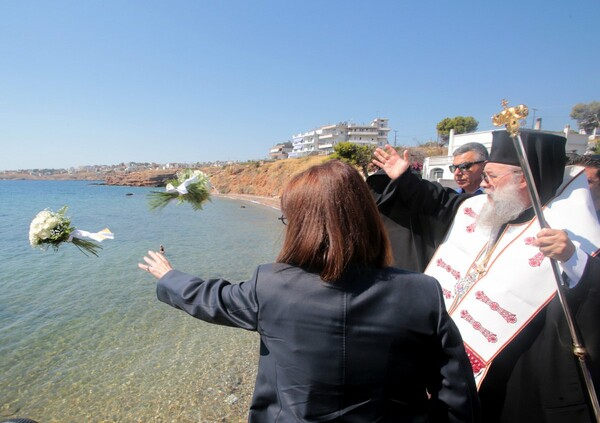 Μνημόσυνο για τα 102 θύματα της φωτιάς στο Μάτι- Σακελλαροπούλου: Αδιανόητη τραγωδία για ευνομούμενη πολιτεία