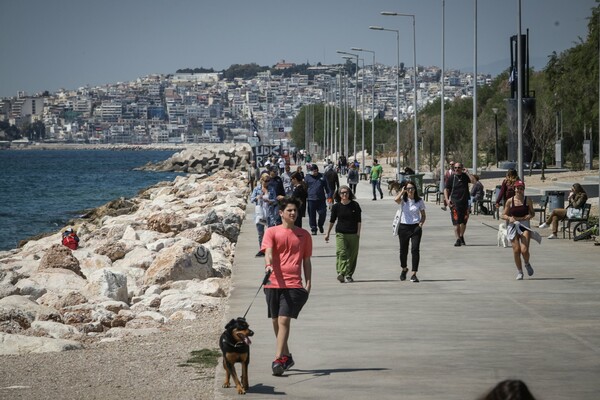 «Μετακίνηση 6»: Πολίτες βγήκαν για μία μικρή βόλτα στον ήλιο, τηρώντας τις αποστάσεις ασφαλείας