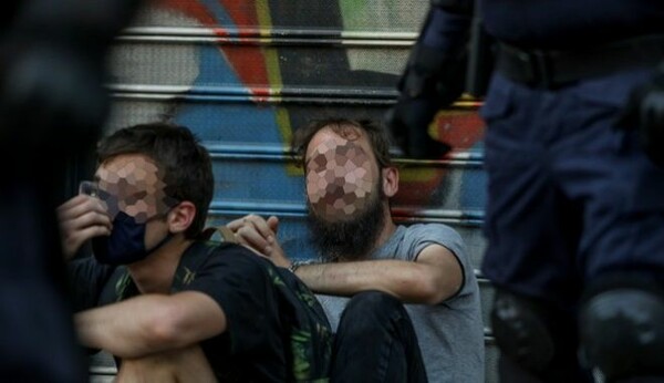 Stand up κωμικοί καταγγέλλουν τον ξυλοδαρμό των Αλέξανδρου Τιτκώβ - Θ.Λάλλου κατά τη σύλληψη τους από αστυνομικούς