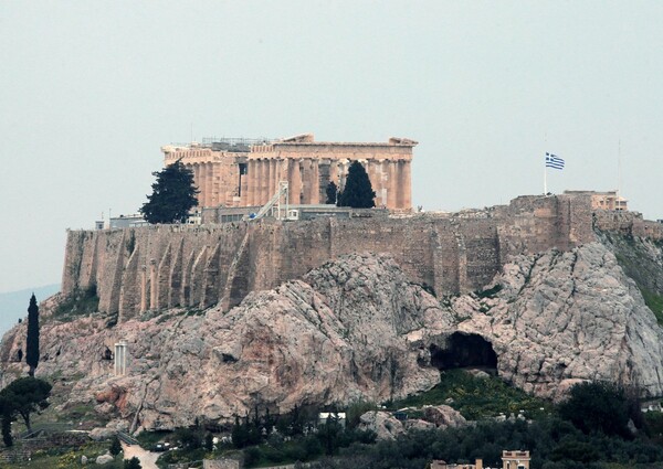 Μεσίστιες οι σημαίες στην Ακρόπολη και τη Βουλή για το «αντίο» στο Μανώλη Γλέζο