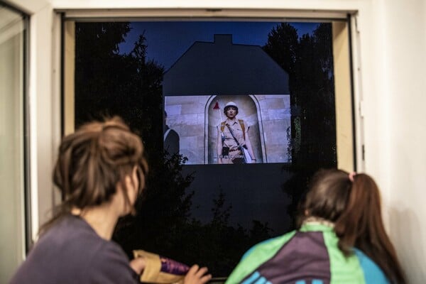 Σινεμά στον απέναντι τοίχο: Στο Βερολίνο προβάλλουν ταινίες σε πολυκατοικίες για όλη τη γειτονιά