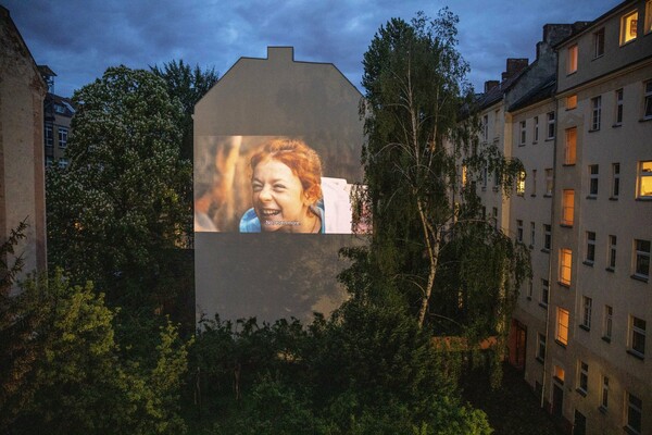 Σινεμά στον απέναντι τοίχο: Στο Βερολίνο προβάλλουν ταινίες σε πολυκατοικίες για όλη τη γειτονιά