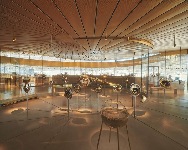 Ένα μουσείο σε σπιράλ σχήμα που μοιάζει σαν να βγαίνει μέσα από το έδαφος