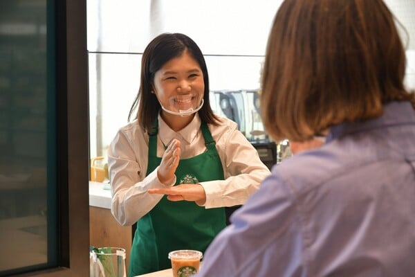 Ιαπωνία: Άνοιξε Starbucks για κωφούς - Οι υπάλληλοι μιλούν την νοηματική γλώσσα