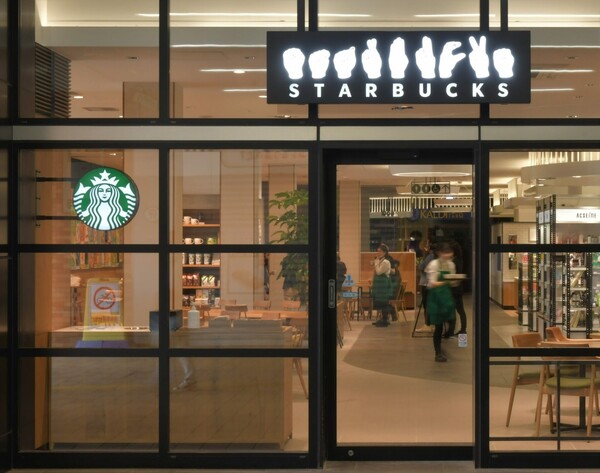 Ιαπωνία: Άνοιξε Starbucks για κωφούς - Οι υπάλληλοι μιλούν την νοηματική γλώσσα