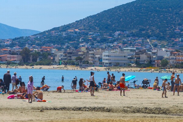 Στην παραλία: Αυξημένη κίνηση σε Βουλιαγμένη, Καβούρι και Λούτσα