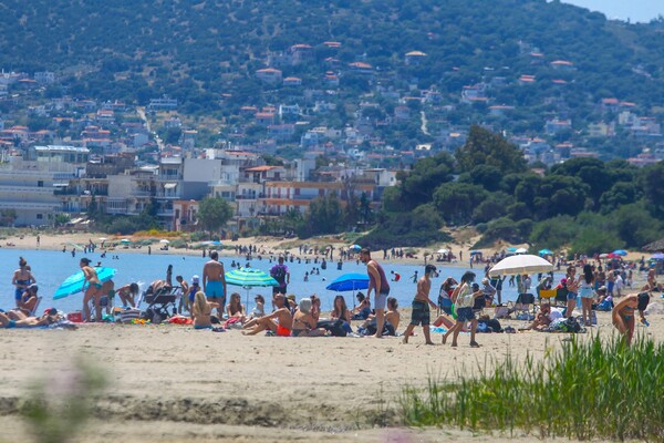 Στην παραλία: Αυξημένη κίνηση σε Βουλιαγμένη, Καβούρι και Λούτσα