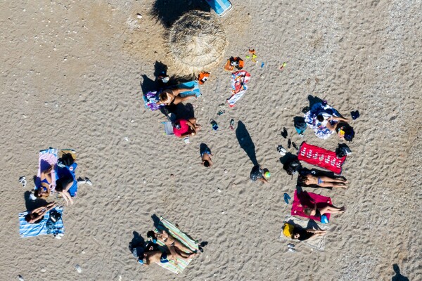 Στην παραλία: Αυξημένη κίνηση σε Βουλιαγμένη, Καβούρι και Λούτσα