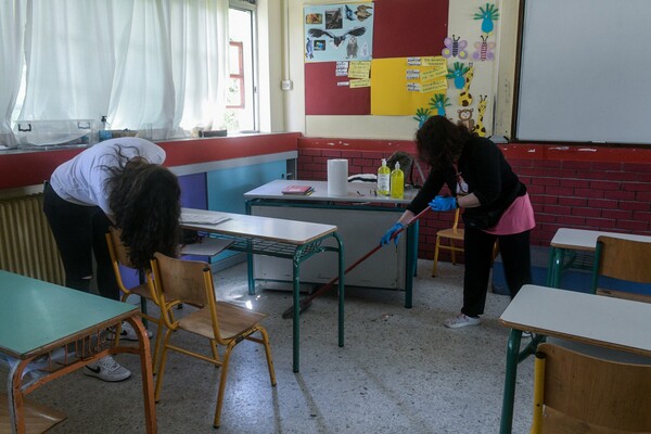 Ερώτηση 52 βουλευτών του ΣΥΡΙΖΑ για τις σχολικές καθαρίστριες και τις αμοιβές τους