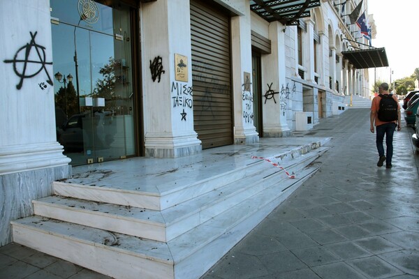 Συνθήματα σε τοίχους και ζημιές στα πεζοδρόμια - Εικόνες από το κέντρο της Αθήνας μετά τα χθεσινά επεισόδια
