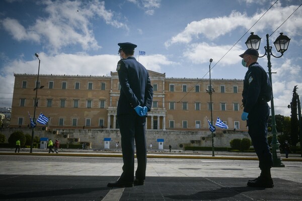 Το πρώτο εκπαιδευτικό συλλαλητήριο εν μέσω κορωνοϊού - Κλειστό το μετρό σε Σύνταγμα και Ευαγγελισμό