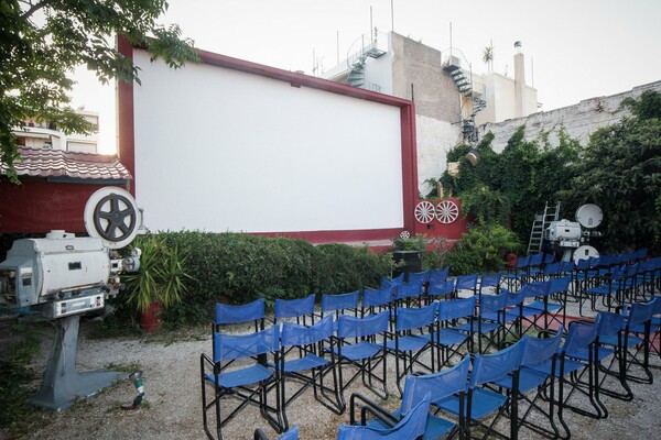 Χωρίς διάλειμμα και λιγότερα καθίσματα: Πώς θα λειτουργήσουν θερινά σινεμά - Η τιμή του εισιτηρίου
