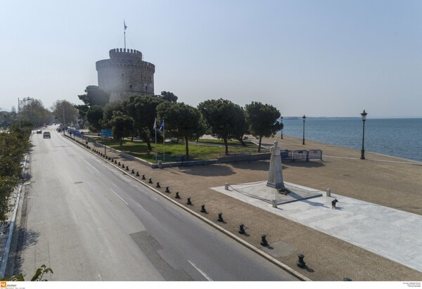 Σφραγίστηκε η Νέα Παραλία Θεσσαλονίκης - Μπήκαν 400 κιγκλιδώματα - Κανείς δεν κυκλοφορεί